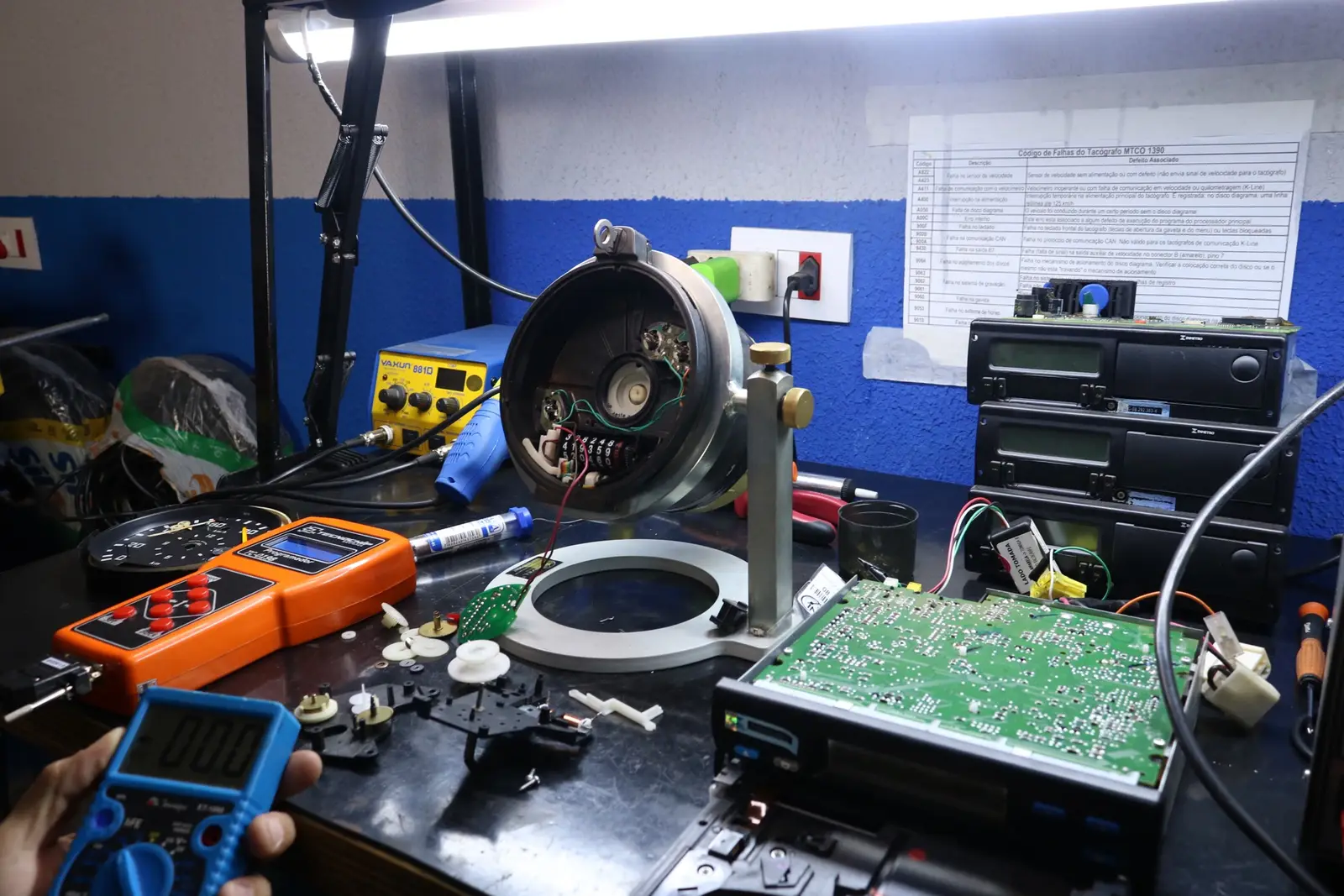 Técnico realizando ensaio metrológico de tacógrafo
